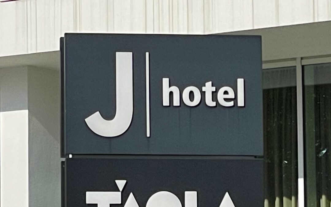 J Hotel (⭐️⭐️⭐️⭐️)